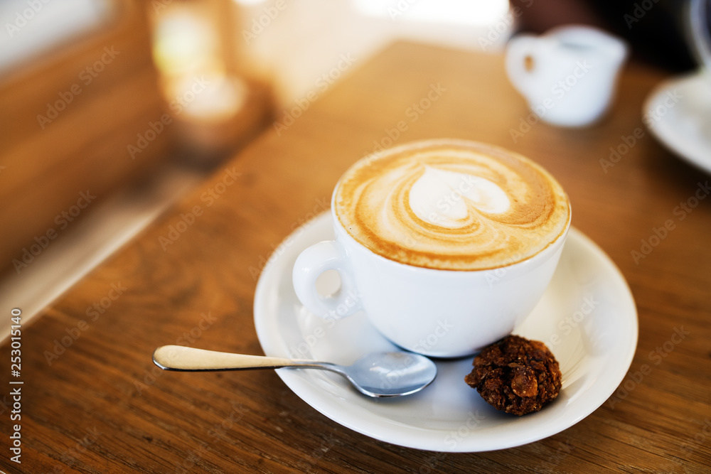 Jedna filiżanka kawy na stole, sztuka latte <span>plik: #253015140 | autor: NDABCREATIVITY</span>