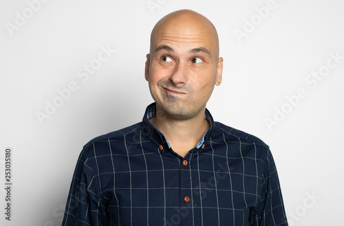 Fotografia portrait of a bald guy smirking