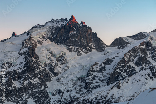 Coucher de soleil sur le Grand Pic de la Meije en Oisans , en hiver , Alpes , france