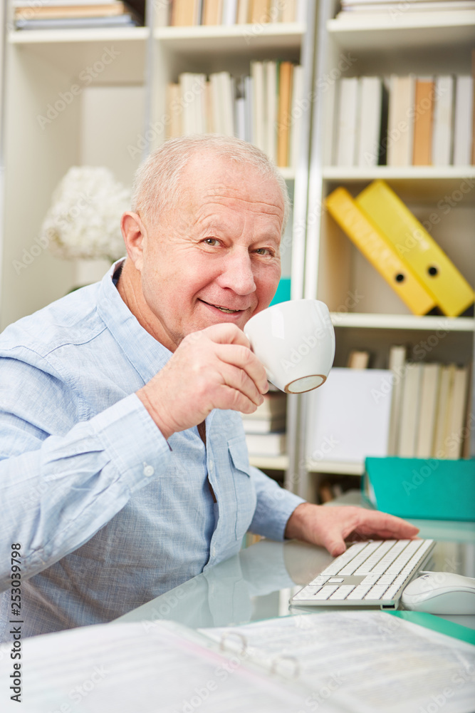 Fototapeta premium Senior businessman in a coffee break