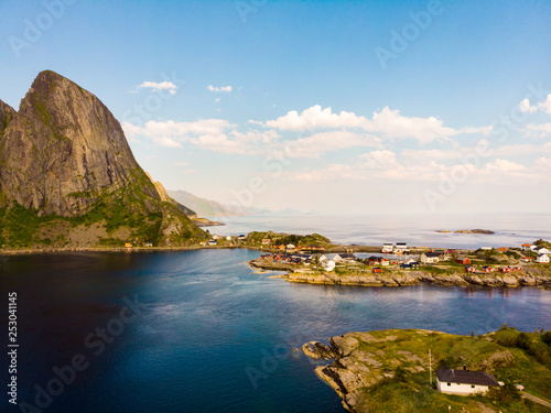 Krajobraz fiordów i gór. Lofoty - wyspy Norwegia