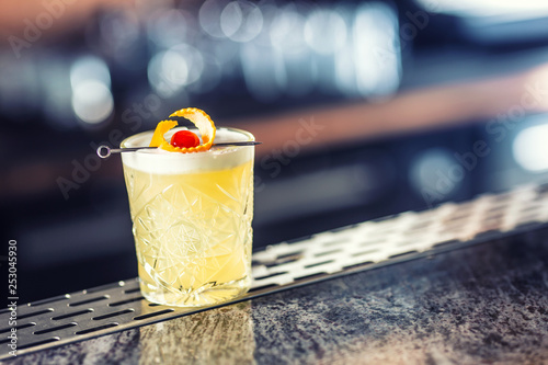 Billede på lærred Cocktail drink whiskey sour at barcounter in night club or restaurant