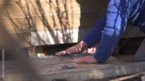 Mann verlegt Steinplatten