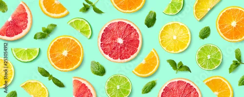 Obraz  z motywem Colorful pattern of citrus fruit slices and mint leaves