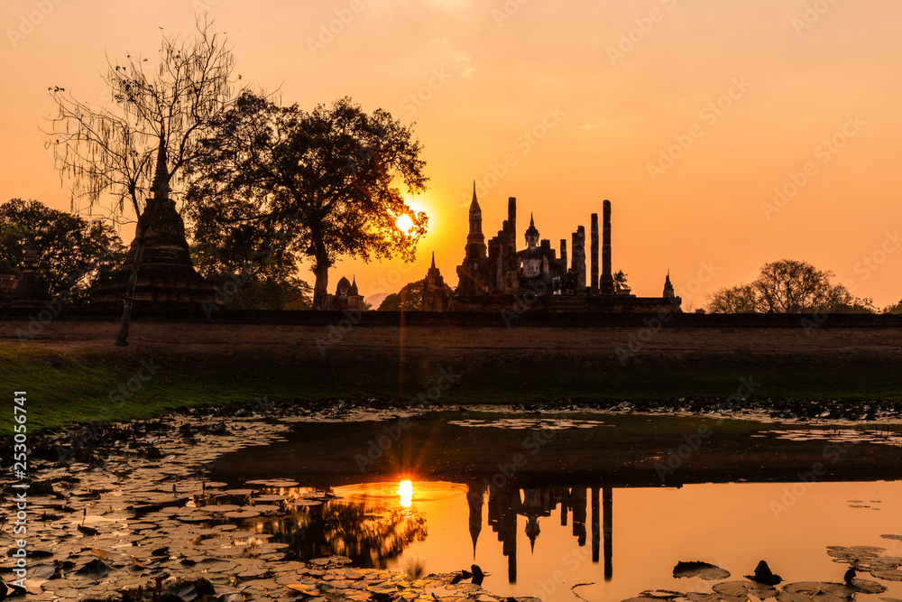 Sukhothai historical park and surrounding area example Wat Si Chum, Wat Traphang-Thong, Sorasak Temple in the midday and twilight