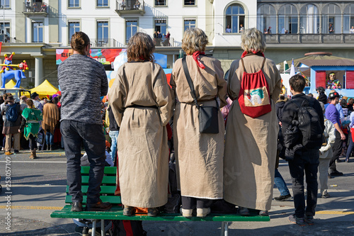 Frauengruppe beobachtet den Fasnachtsumzug in Luzern, Schweiz