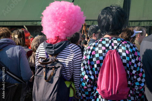 Verkleidete Personen beobachten den Fasnachtsumzug in Luzern, Schweiz photo