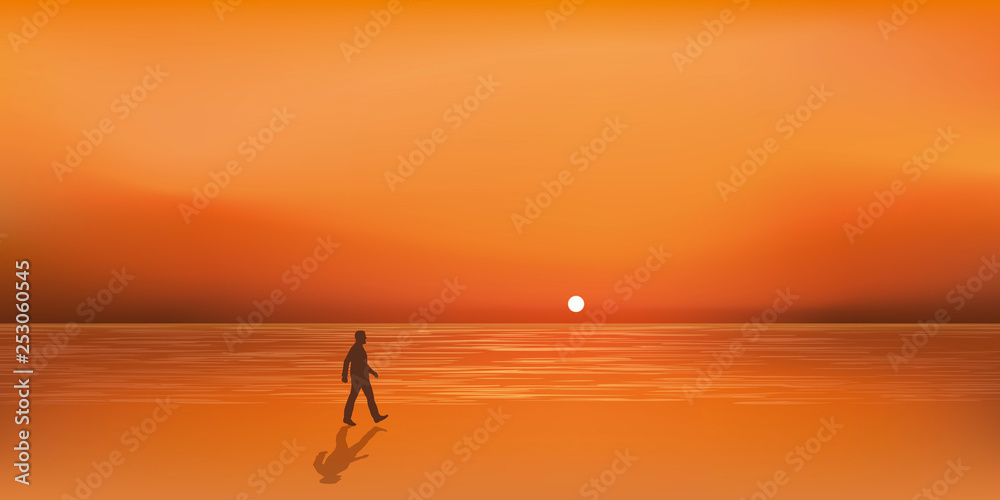 Paysage de bord de mer au soleil couchant avec un homme qui marche seul sur la plage en cherchant à s’évader ou à trouver l’inspiration.