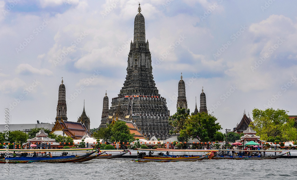 Naklejka premium Wat Arun Ratchawararam in Bangkok, Thailand