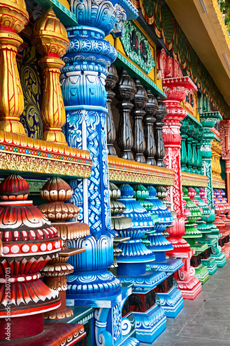 Columnas decoradas en templo hinduista en Asia.