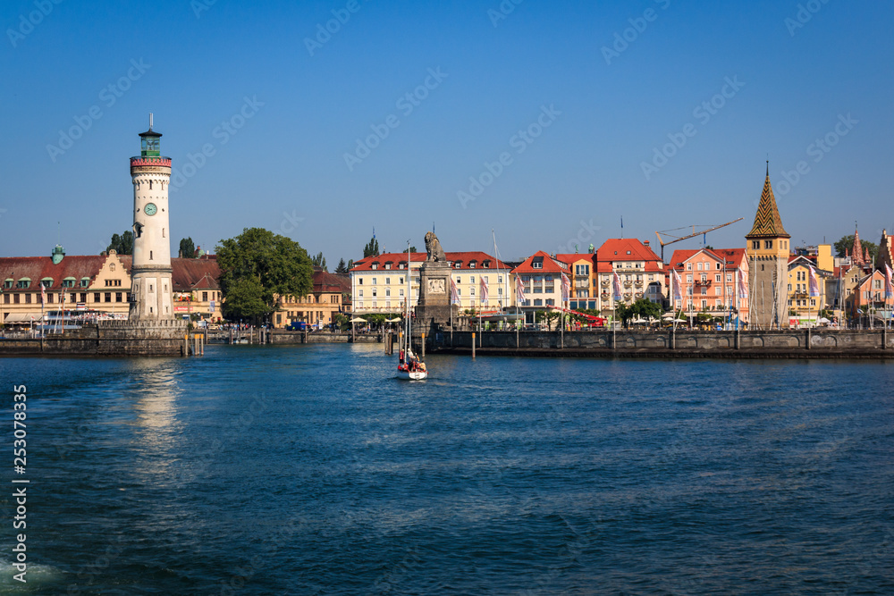 Fototapeta premium Hafeneinfahrt in Lindau am Bodensee in Bayern, Deutschland