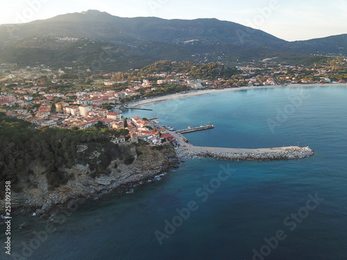 Fototapeta Naklejka Na Ścianę i Meble -  Veduta aerea di Marina di Campo, isola d'Elba, Toscana, Italia