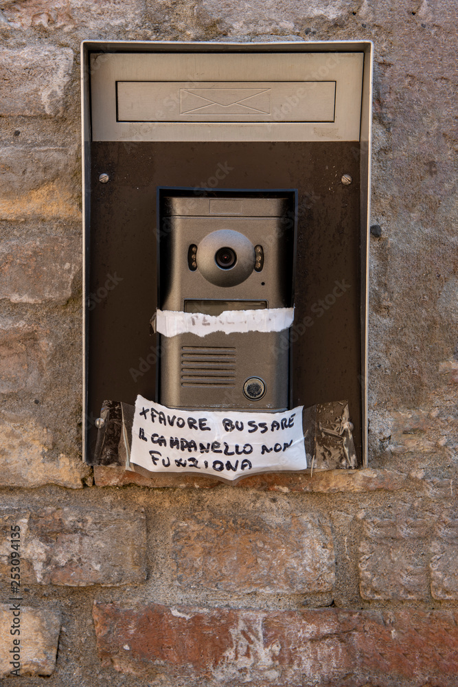 Handwritten sign attached to a doorbell "Bell Not Working" Stock