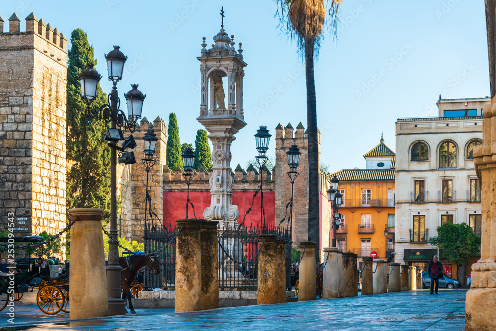 Naklejka premium Sewilla, Hiszpania - 13 stycznia 2018: Widok na ulicę centrum miasta Sewilla, Hiszpania