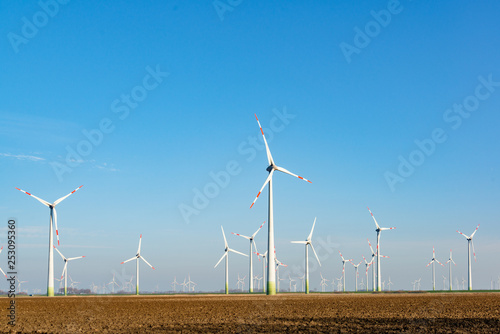 Riesiger Windparkauf einer Ackerfl  che an der Nordseek  ste in Dithmarschen Schleswig-Holstein