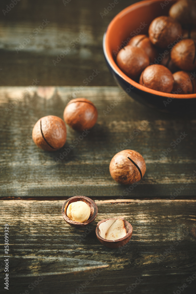 Obraz premium Macadamia nuts on wooden table