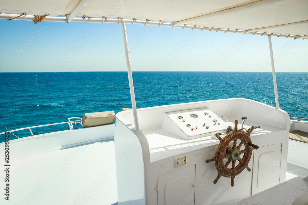 Obraz premium Stylishly beautiful ship yacht in the sea background