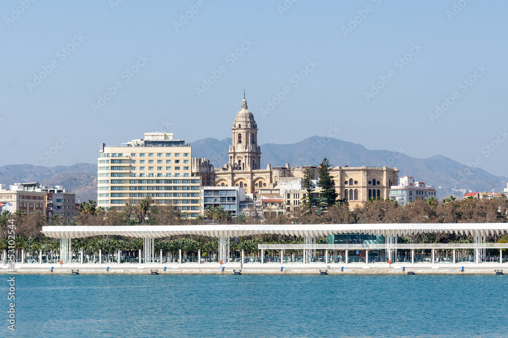Obraz premium Port of Malaga with cathedral in background on a sunny day