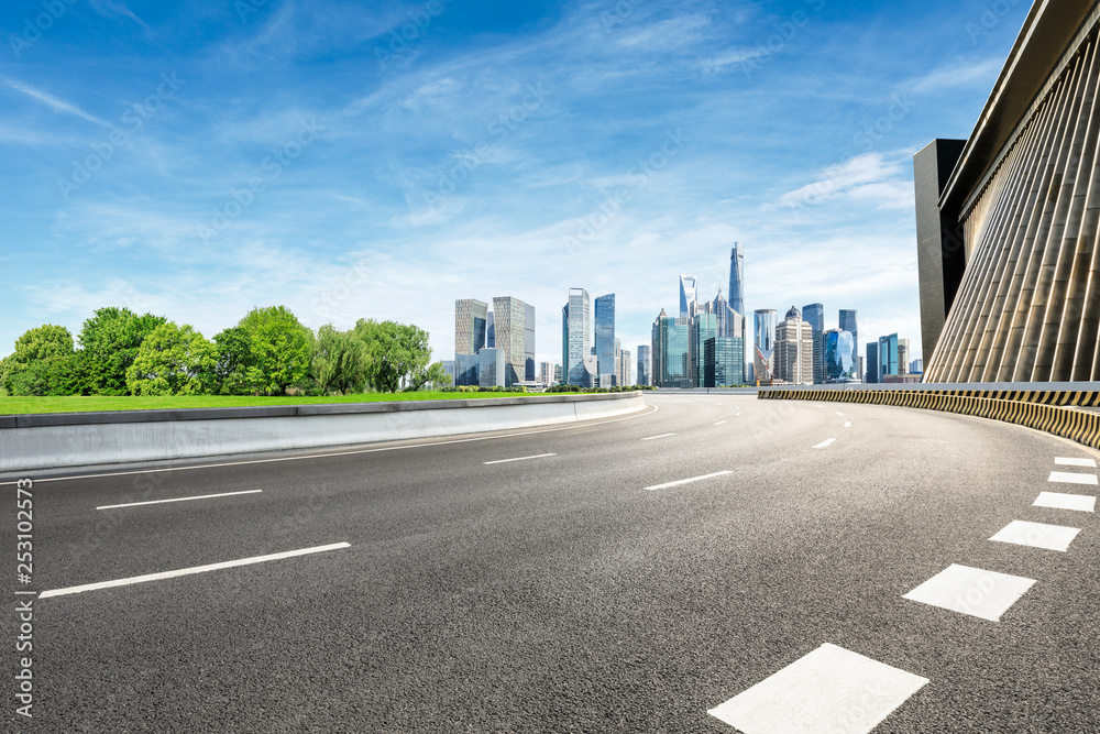 Obraz premium Asphalt road and modern city commercial building scenery in Shanghai