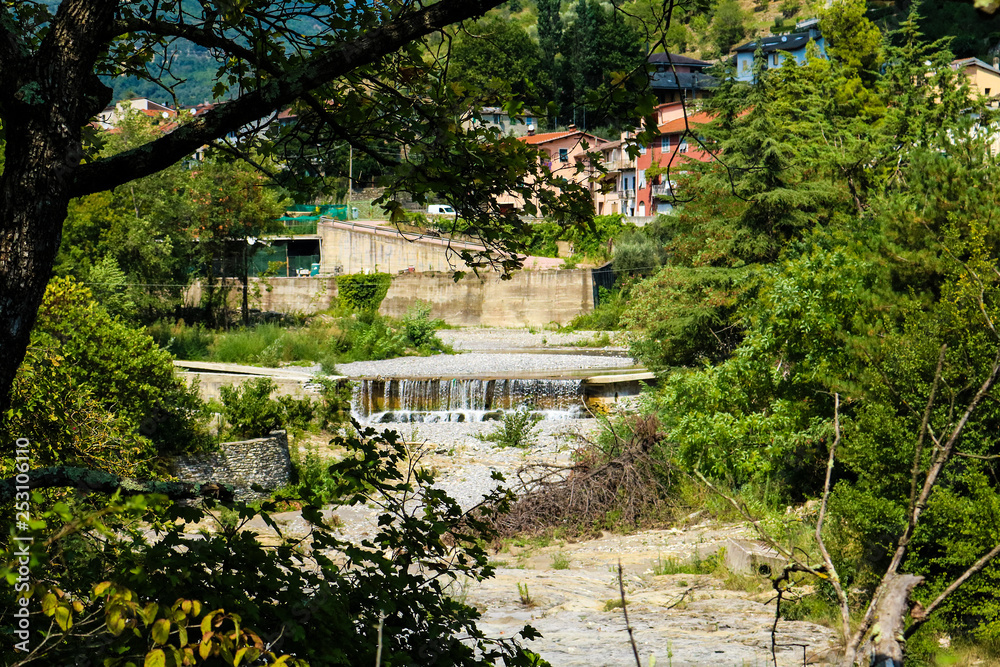 Fiume e cascata tra gli alberi del bosco,natura e paesaggi in Liguria Fiume e cascata tra gli alberi del bosco,natura e paesaggi in Liguria