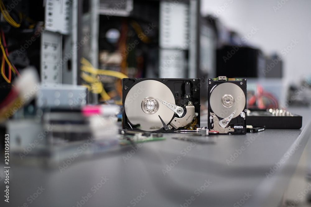 Obraz premium Opened hard drives for data recovery