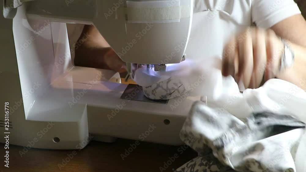 Costurando roupas feitas artesanalmente em seu ateliê