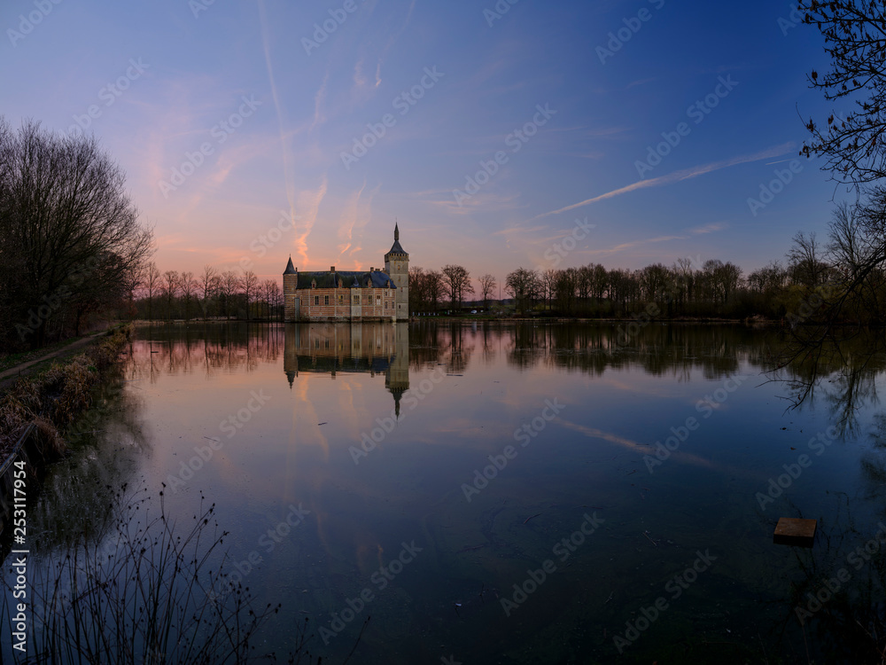 Obraz premium Calm sunset and reflections Kasteel van Horst near Holsbeek, Vlaanderen, Belgium