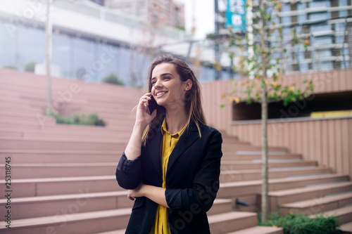 Young business woman uses c...