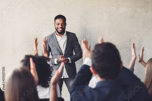 Fotografia Audience clapping hands to speaker after business seminar