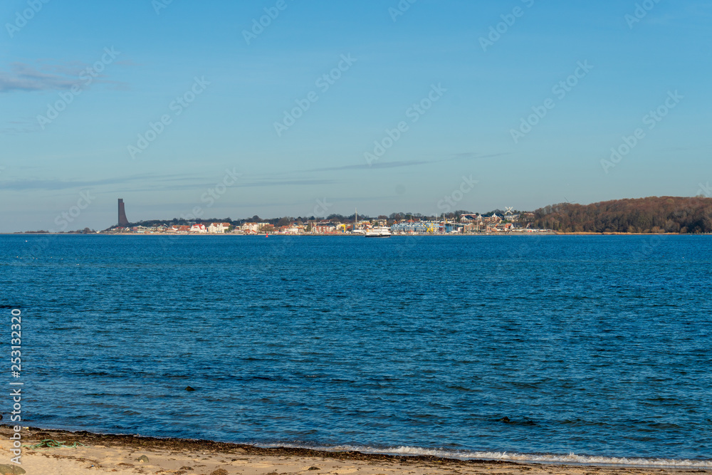 An einem Spätnachmittag im Winter Spaziergang am Falckensteiner Strand in Kiel Friedrichsort bei untergehender Sonne