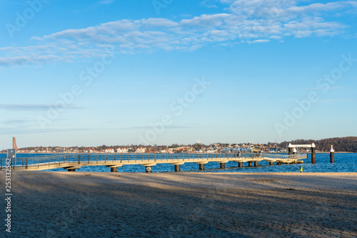 An einem Spätnachmittag im Winter Spaziergang am Falckensteiner Strand in Kiel Friedrichsort bei untergehender Sonne