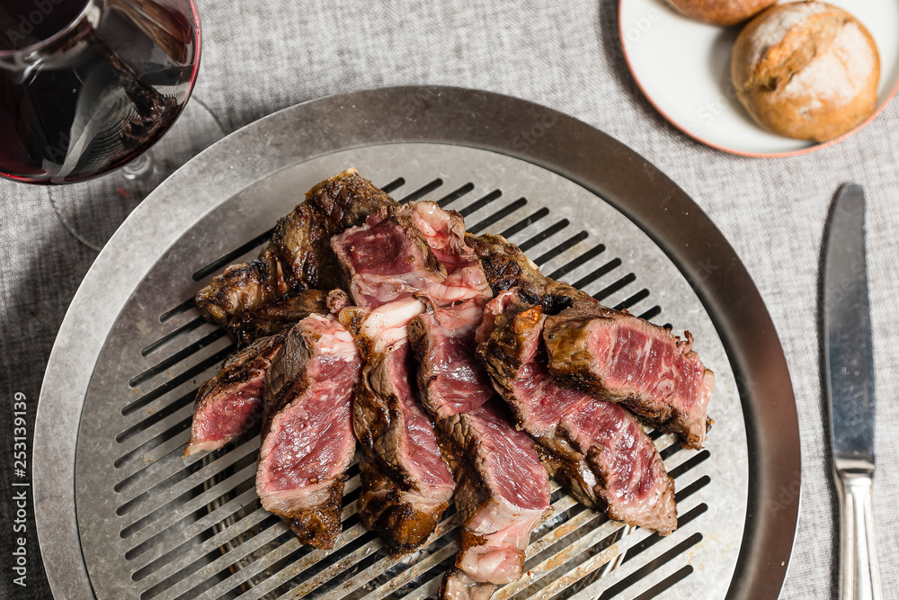 Boeuf de Kobé cuit à la braise Boeuf de Kobé cuit à la braise