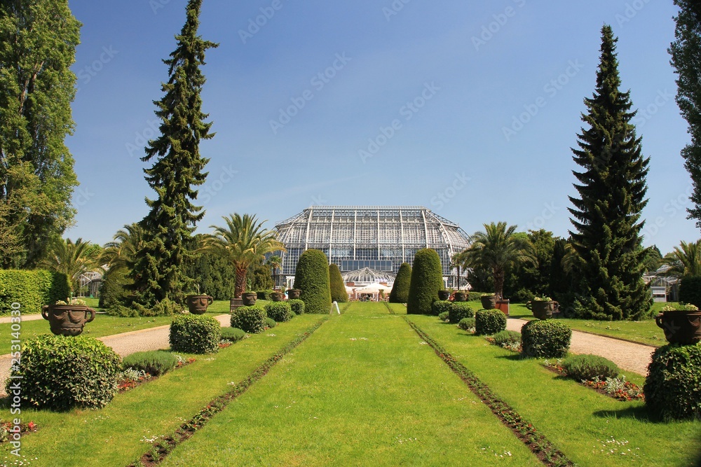 Obraz premium Glashaus im Park