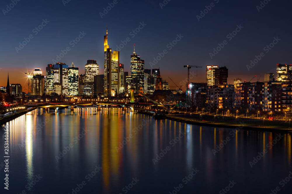 Frankfurt am Main Skyline in der Nacht