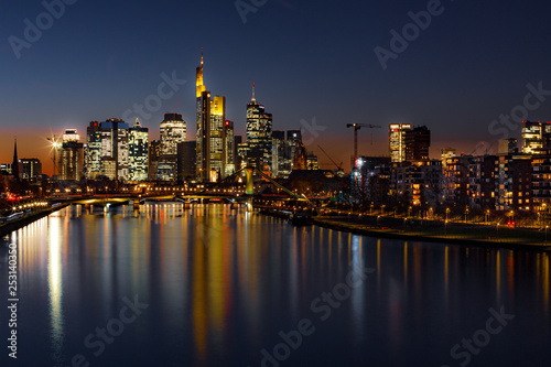 Frankfurt am Main Skyline in der Nacht © MATTHIAS  BUEHNER