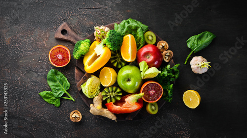 Foto Food containing vitamin C: Orange, lemon, apple, rose, garlic, broccoli, apple, kiwi, spinach