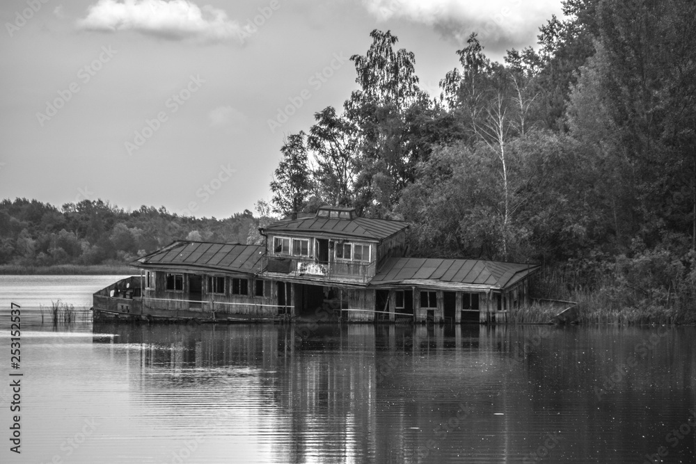 Fototapeta premium Near the water