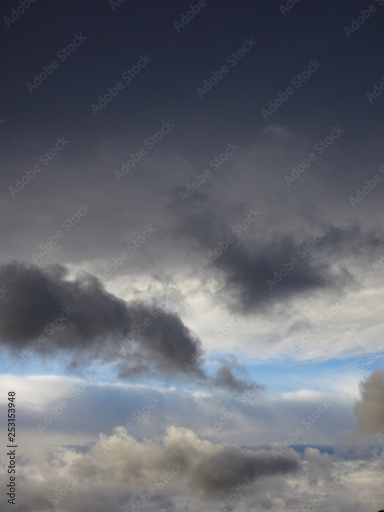 Obraz premium Himmel mit dunklen Regenwolken und ein bisschen blau