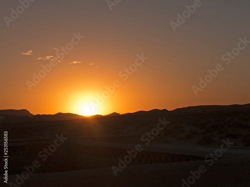 Sonnenuntergang in der Wüste Sahara bei Ouzina in Marokko