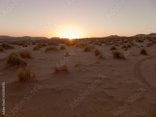 Sonnenuntergang in der W  ste Sahara bei Ouzina in Marokko