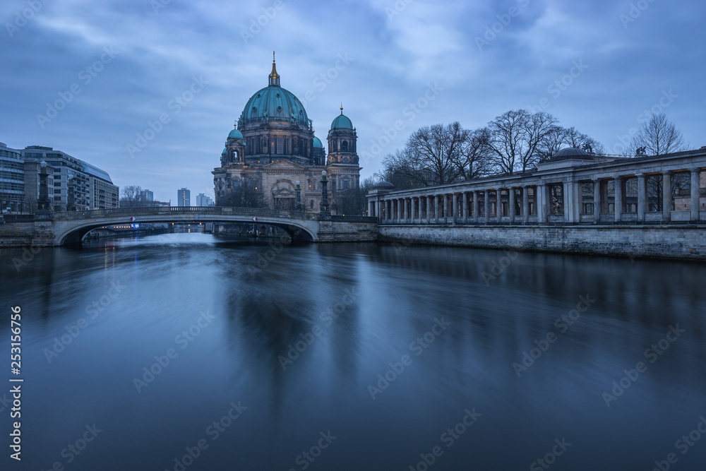 Berliner Dom im Morgen