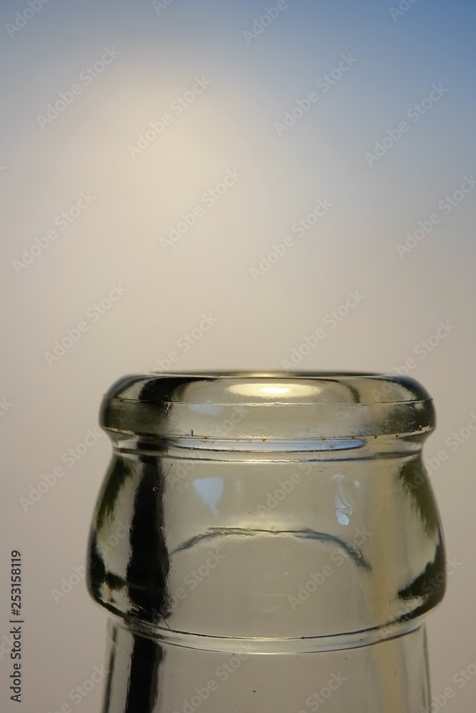 Öffnung einer Flasche aus Glas, oberes Ende vom Flaschenhals vor weißem Hintergrund in Nahaufnahme Öffnung einer Flasche aus Glas, oberes Ende vom Flaschenhals vor weißem Hintergrund in Nahaufnahme