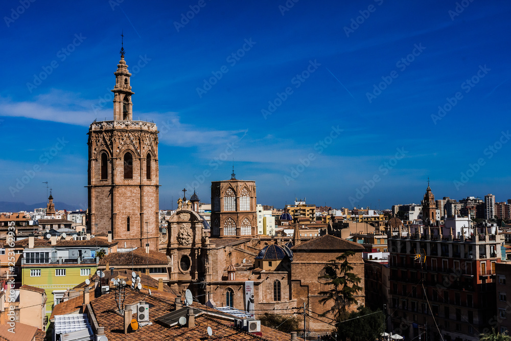 Blick auf die Altstadt von Valencia mit der Kathedrale von Valencia vom Turm der Santa Catalina Kirche