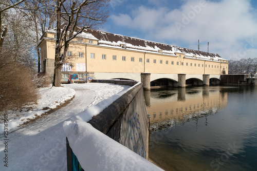 Das Oberföhringer Wehr spiegelt sich im Winter in der Isar, München © Lichtmaler111