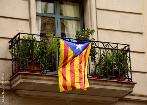 Obraz na płótnie Balcón con bandera de Cataluña colgando