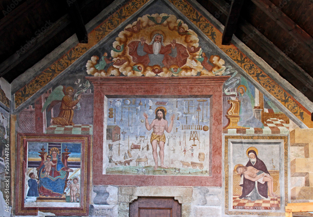 la facciata affrescata della Cappella di San Rocco a Tesero (Trento)