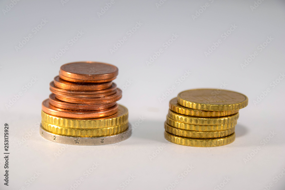 Geld, Münzen, Stapel, Euro, Kupfer, Gold, Währung, Hintergrund, Muster, schief Geld, Münzen, Stapel, Euro, Kupfer, Gold, Währung, Hintergrund, Muster, schief