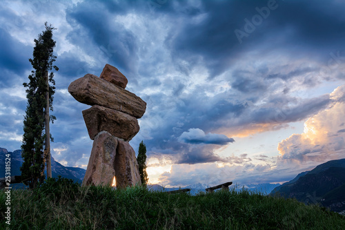 der Wächter ist der Inuksuk, ein riesiger Steinmann