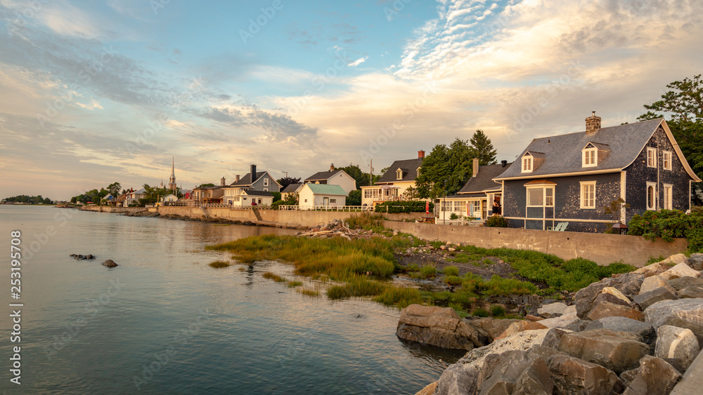 Obraz premium Houses facing the St. Lawrence River in Kamouraska, Quebec