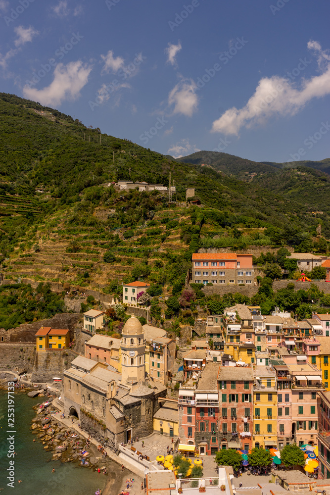 Obraz premium Italy, Cinque Terre, Vernazza, Vernazza, HIGH ANGLE VIEW OF TOWNSCAPE AGAINST SKY